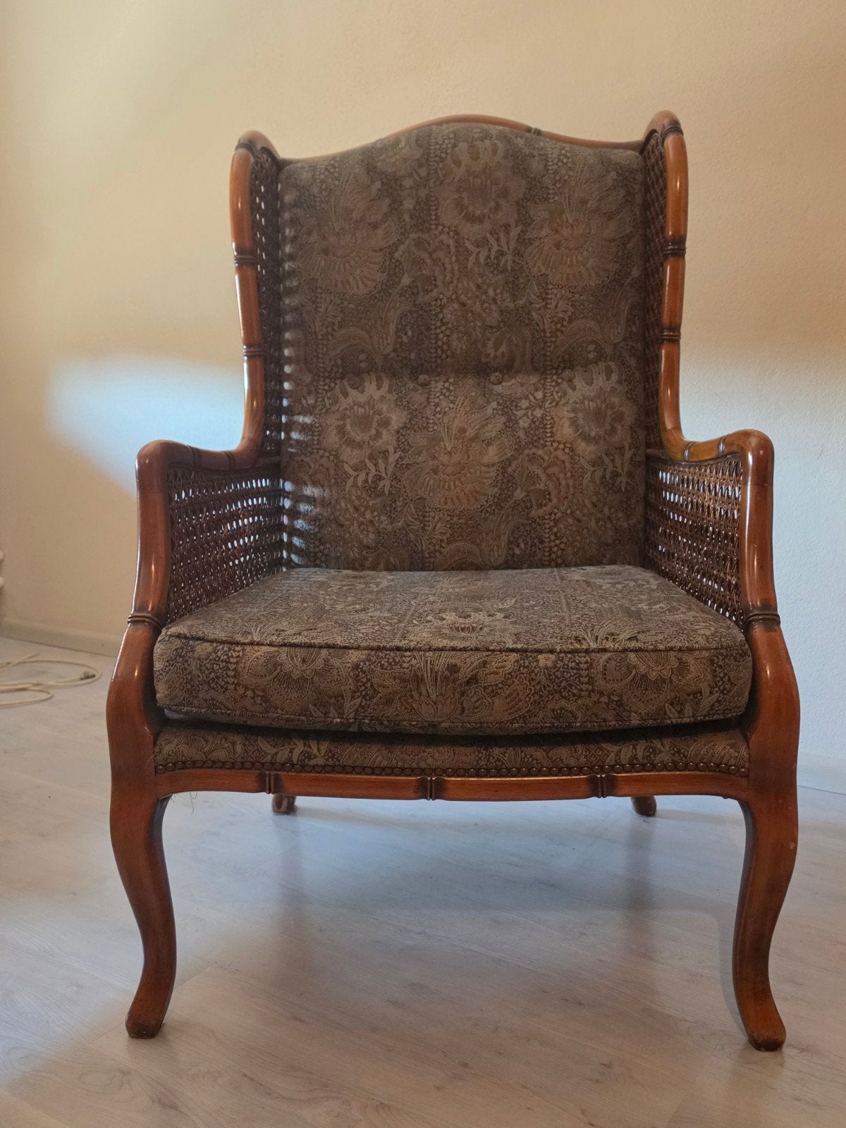 Vintage fauteuil met rotan en bloemenpatroon, Ophalen