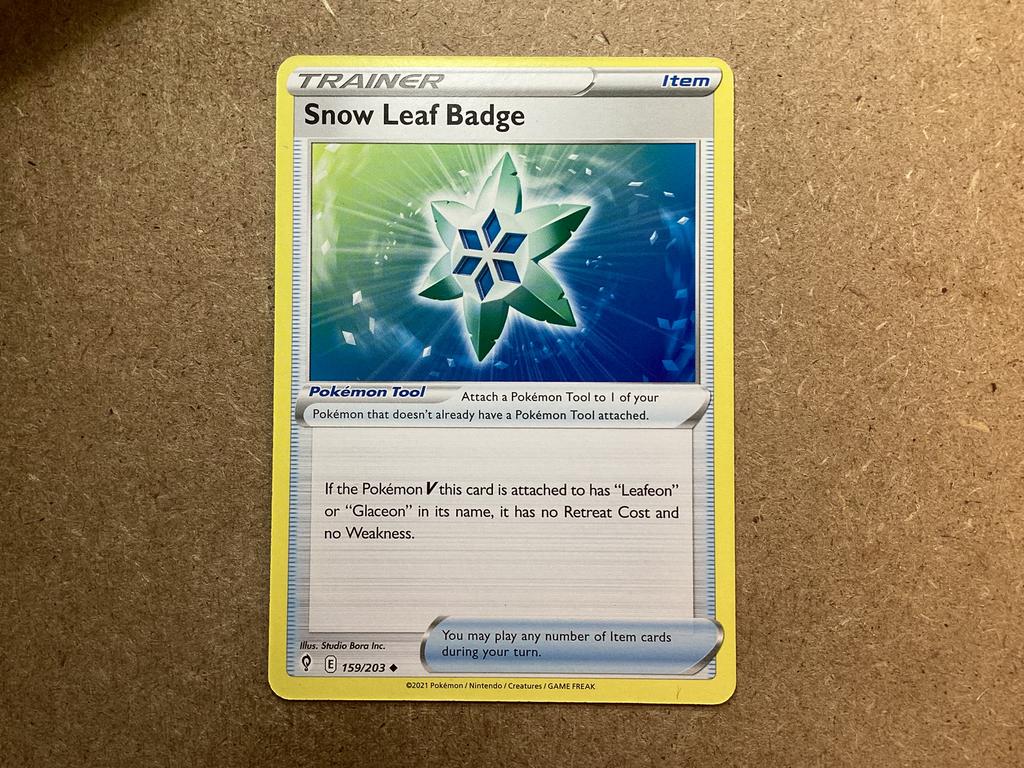 1x Snow Leaf Badge [EVS 159/203] (Near Mint), Ophalen of Verzenden, Zo goed als nieuw, Losse kaart