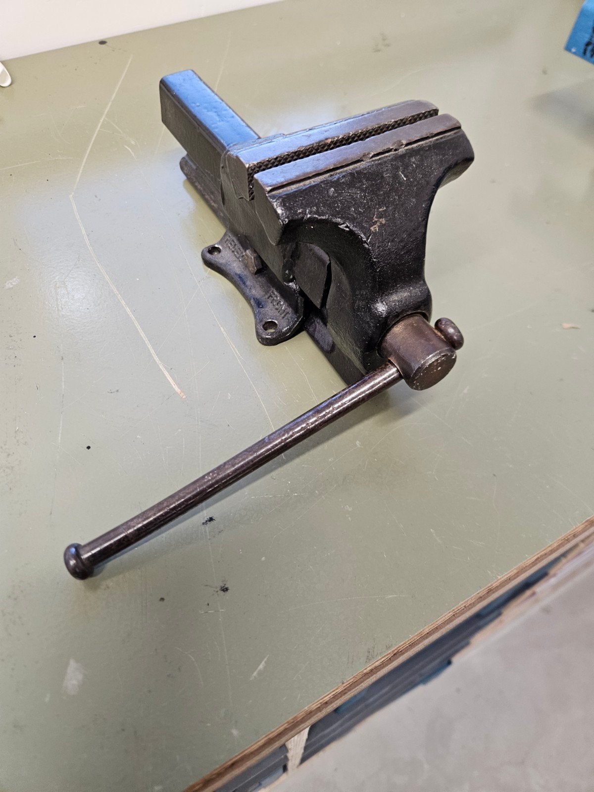 heuer bankschroef, Doe-het-zelf en Verbouw, Werkbanken, Ophalen of Verzenden, Gebruikt, 70 tot 120 cm, Bankschroef