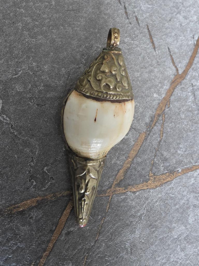 Tibet Boeddhistische Hoornschelp Hanger - Spiritueel Amulet, Ophalen of Verzenden, Nieuw, Goud