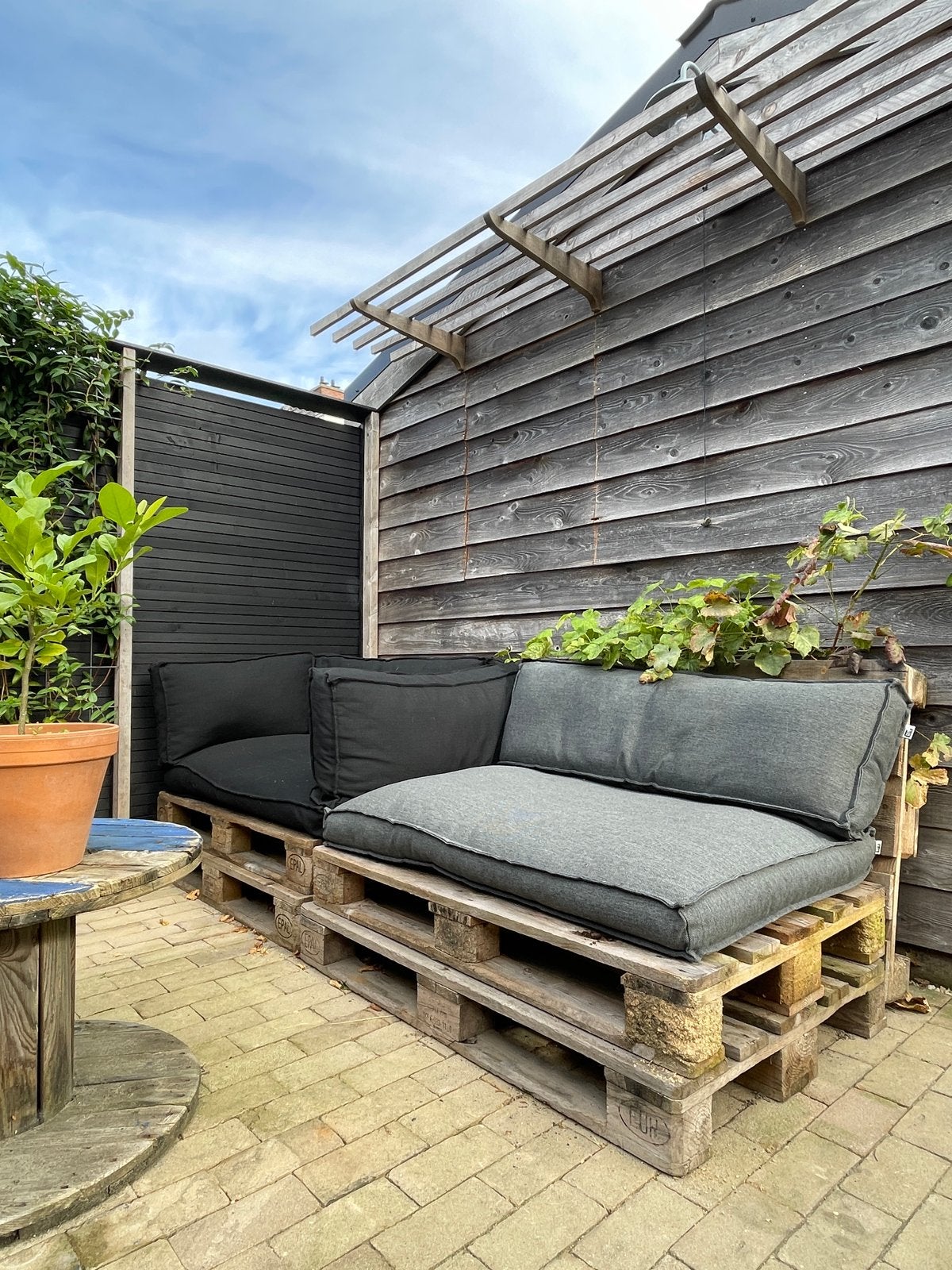 Pallet bank / loungeset met kussens en hoes, Ophalen, 4 zitplaatsen, Gebruikt, Loungeset