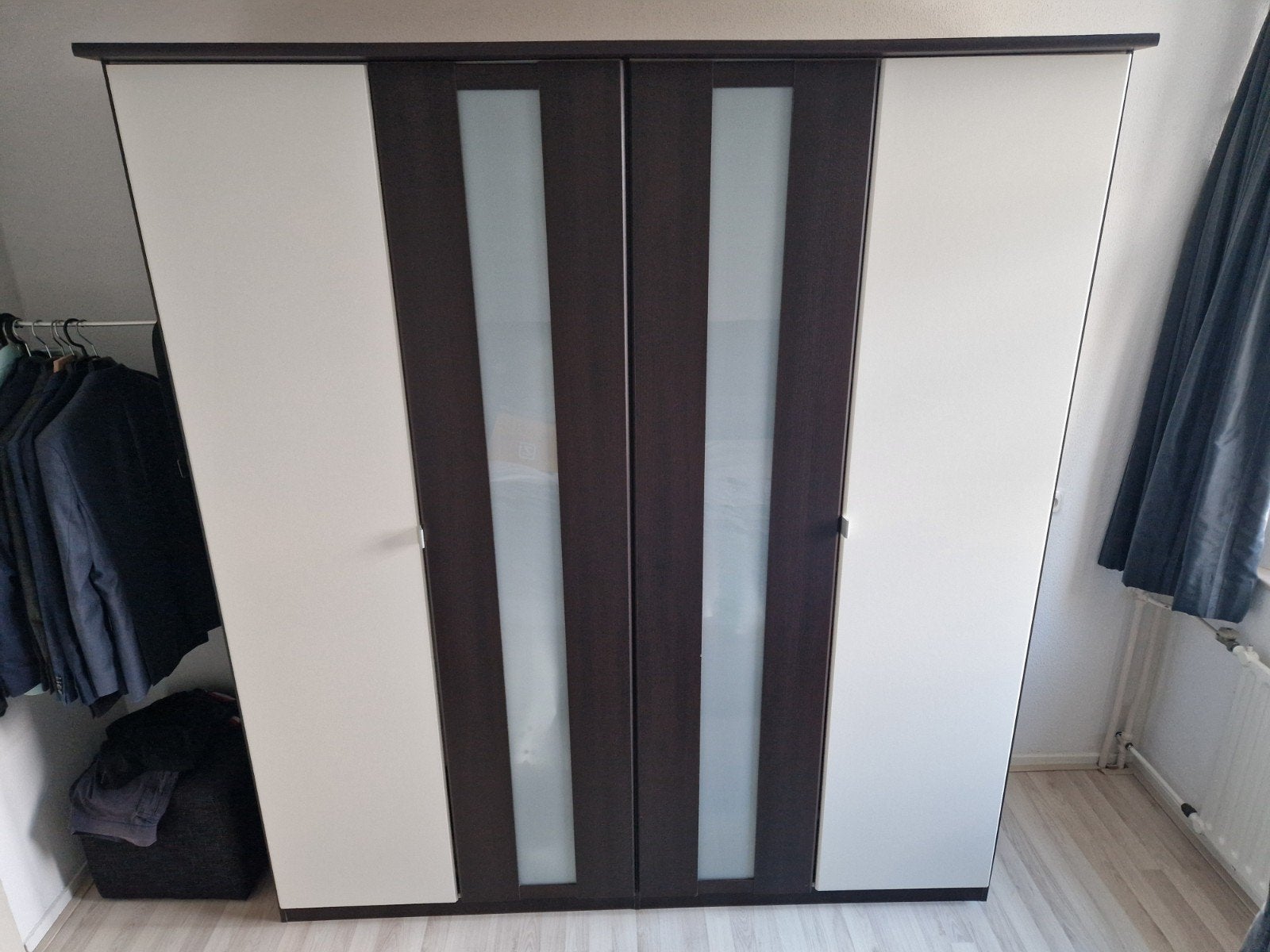 4-deurs kledingkast met hang- en leggedeelte, Huis en Inrichting, Ophalen, Met deur(en), Gebruikt, 200 cm of meer