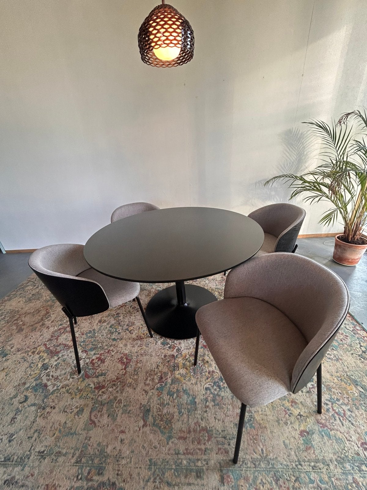 Ronde, zwarte tafel en 4 gestoffeerde stoelen, Ophalen, 100 tot 150 cm, Rond, Zo goed als nieuw