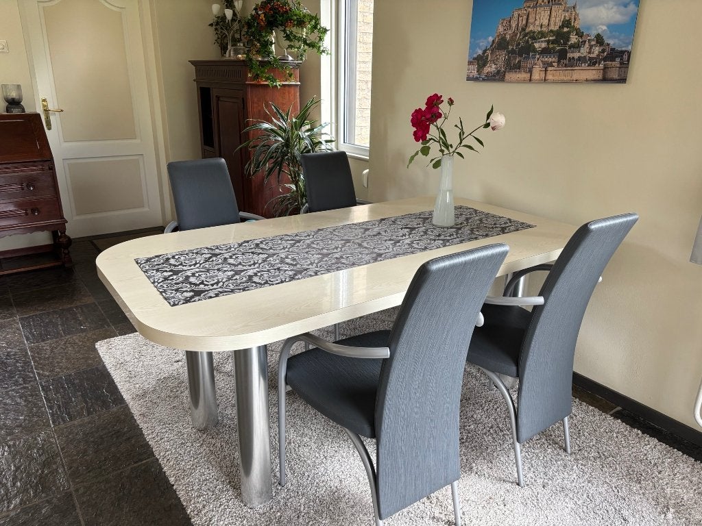 Eettafel met 4 stoelen, Ophalen, Kunststof, Gebruikt, 100 tot 150 cm