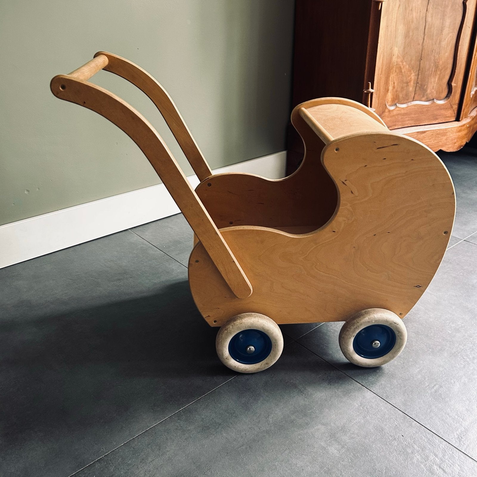 Houten poppenwagen / loopwagen, Ophalen, Zo goed als nieuw, Rij- of Hobbelspeelgoed