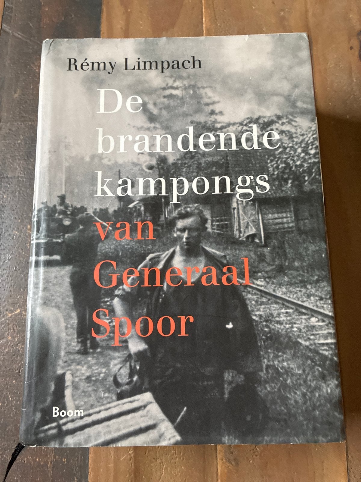 De brandende kampongs van Generaal Spoor - Rémy Limpach, Ophalen of Verzenden, 20e eeuw of later, Zo goed als nieuw