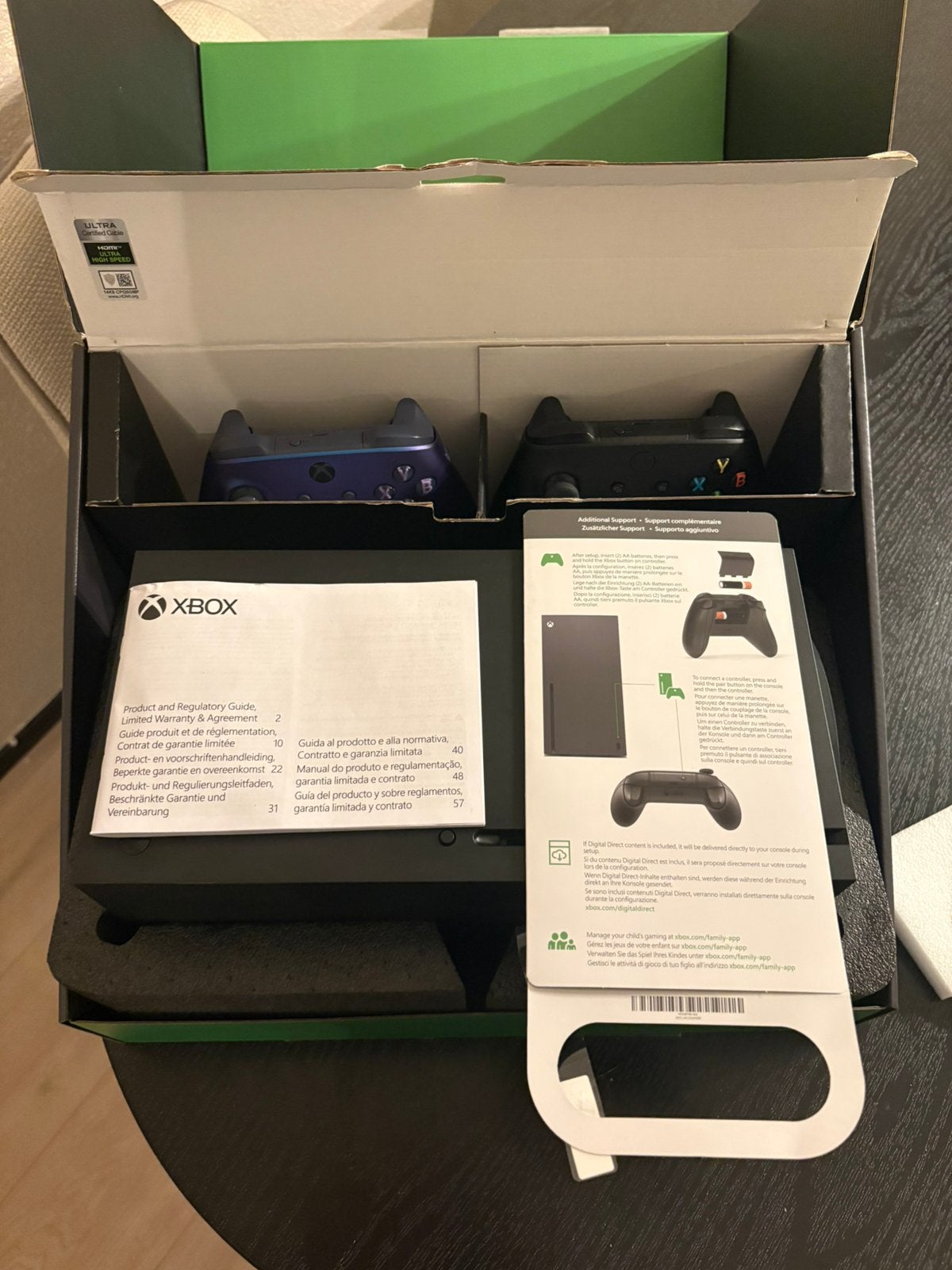 Foto 2 van Xbox series x console met 2 controllers en games