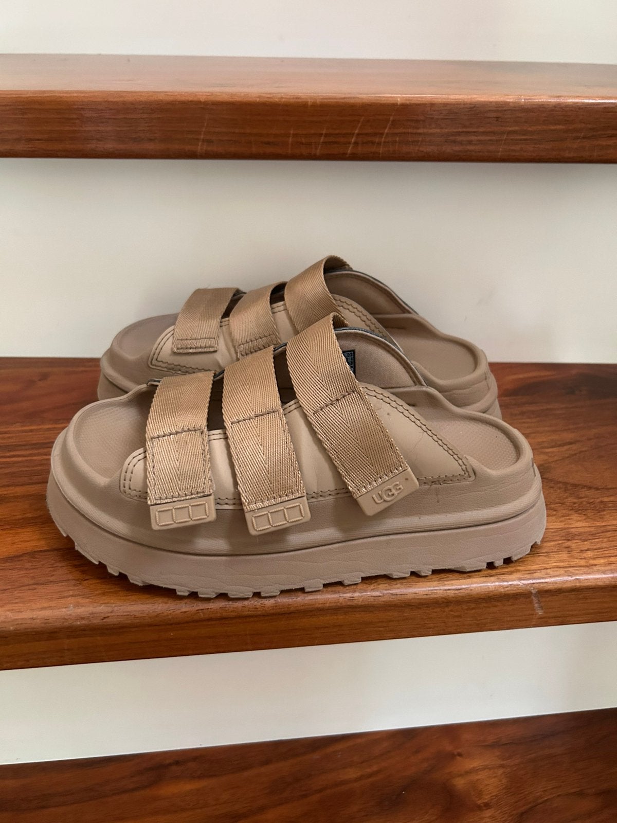 Uggs sandalen beige-camel maat 37, Beige, Zo goed als nieuw, Sandalen of Muiltjes, Ophalen of Verzenden