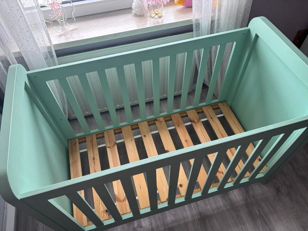Ledikantje geverfd met Little Stars, kleur mat Toverbos, Kinderen en Baby's, Babywiegjes en Ledikanten, Ophalen, Zo goed als nieuw