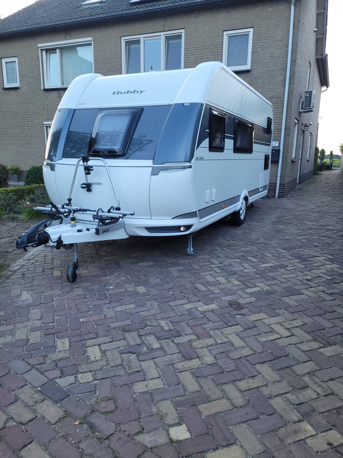 Hobby Kmfe 490 De Luxe uit 2021 met stapelbed, Luifel, Hobby, Frans bed, Treinzit