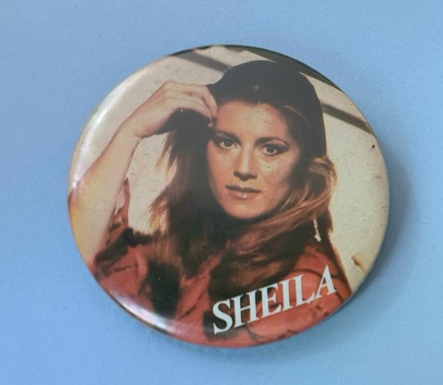Button Sheila (and B. Devotion), Ophalen of Verzenden, Zo goed als nieuw, Overige onderwerpen, Button