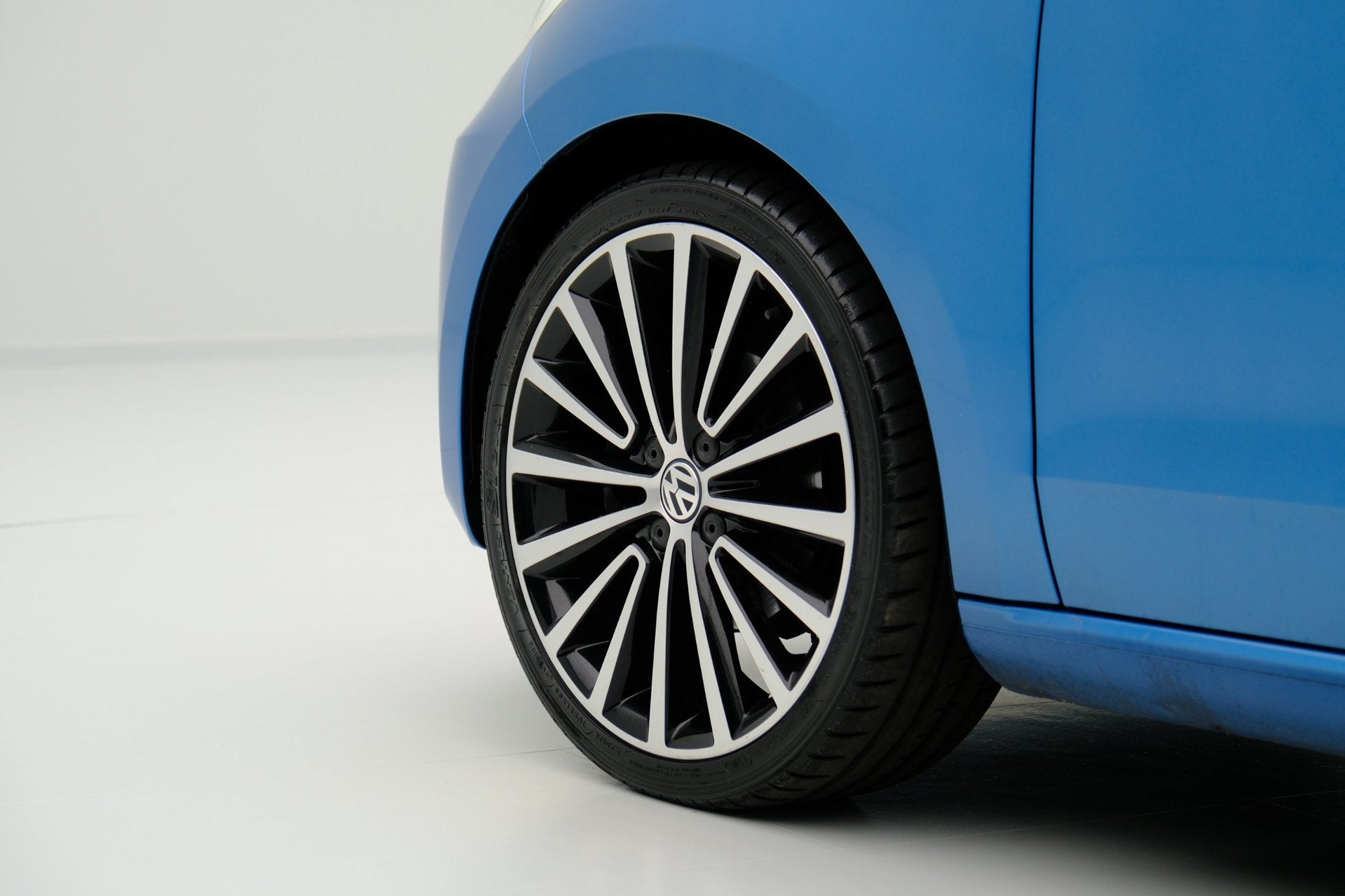 Foto 16 van Volkswagen Up! 1.0 R-Line 5-drs Airco|17" LMV|Zwart dak|PDC
