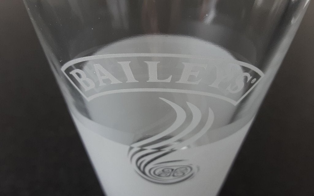BAILEYS glas 13 cm hoog, Verzamelen, Ophalen of Verzenden, Zo goed als nieuw, Borrel- of Shotglas