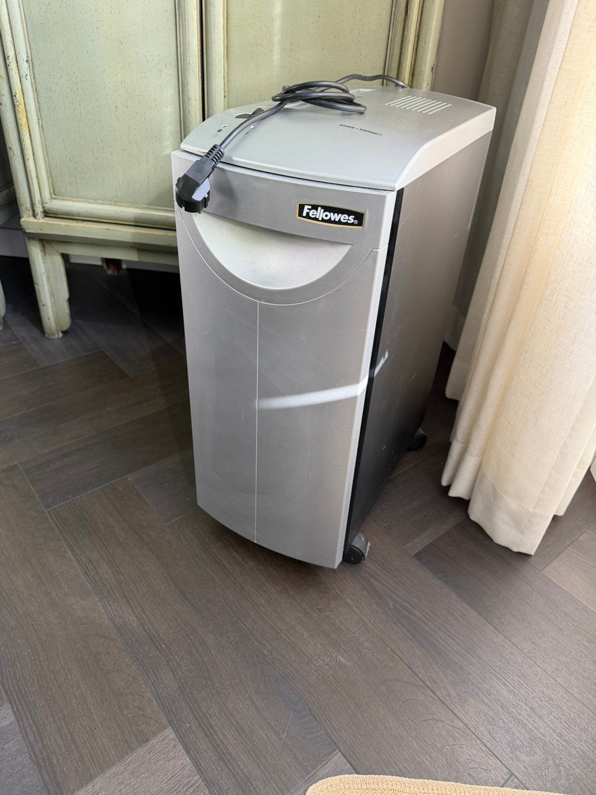 Papiervernietiger Fellowes SB 95C, Ophalen, 50 – 75, Kunststof, Zo goed als nieuw