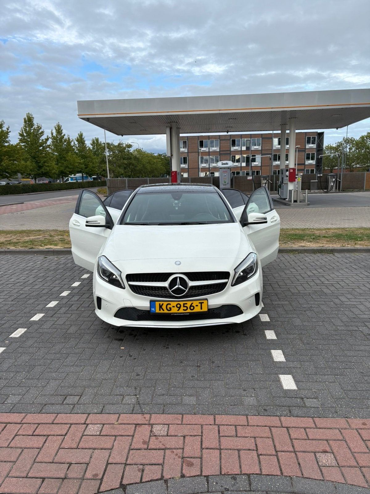 Mercedes-Benz A-Klasse pano!, Auto's, 1325 kg, 4 cilinders, Leder en Stof, Wit