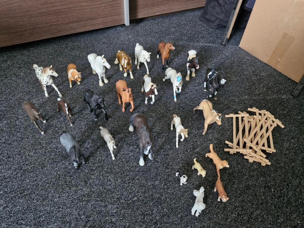 Diverse Schleich paarden, honden, katten en hekjes, Ophalen of Verzenden, Zo goed als nieuw
