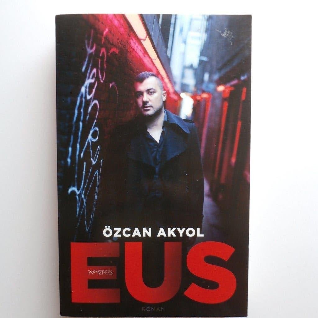 Özcan Akyol - Eus - een schelmenroman - als nieuw - 4,00 -, Ophalen of Verzenden, Zo goed als nieuw, Özcan Akyol