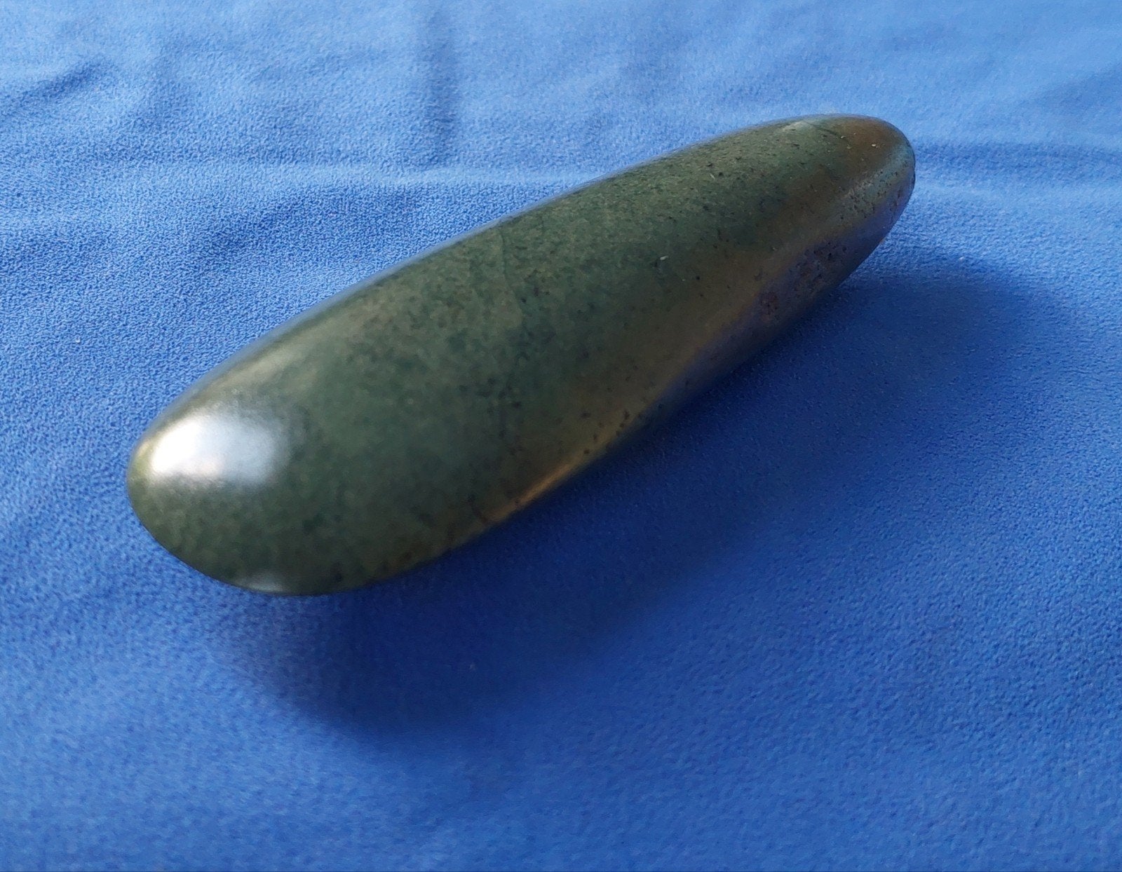 stenen bijl groensteen jadeïet 13.5 cm, topstuk origineel, Ophalen of Verzenden
