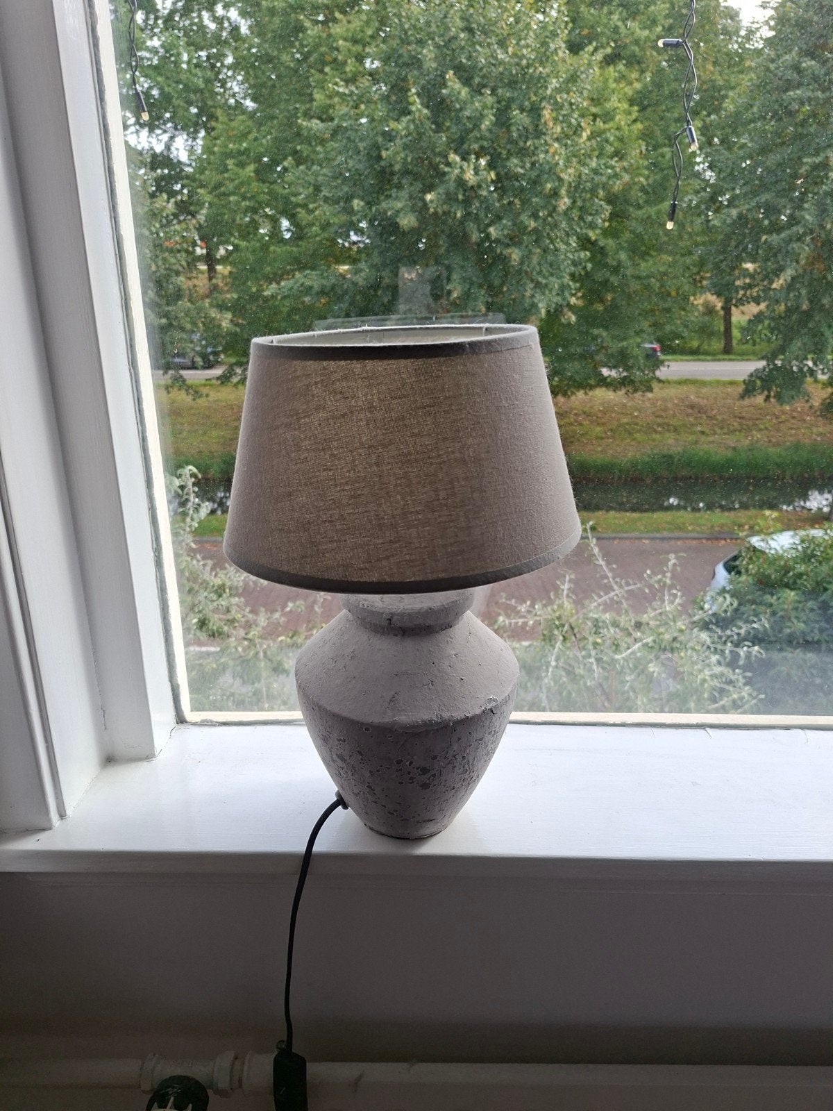 Stijlvolle Schemerlamp met Betonnen Voet en Stoffen Kap, Overige merken, 38 cm, Met kap, Zo goed als nieuw