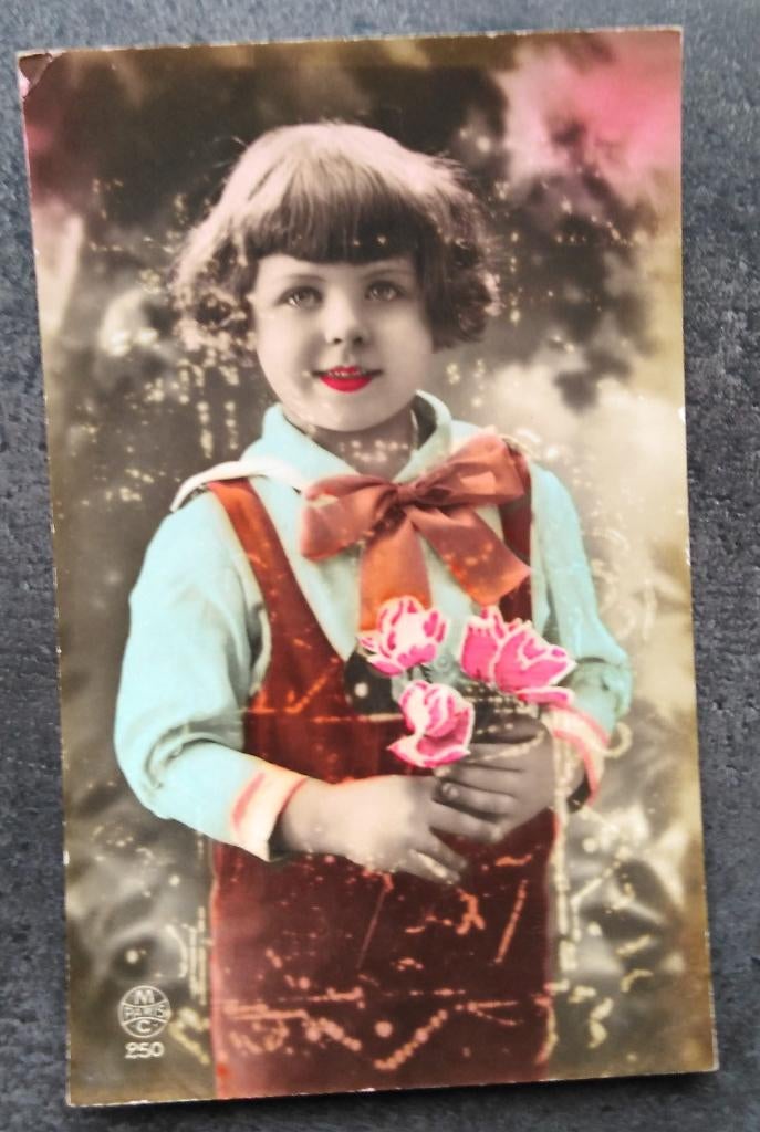 Oude kinderkaart van kind met bloemen., Ophalen of Verzenden, 1920 tot 1940, Gelopen, Kinderen