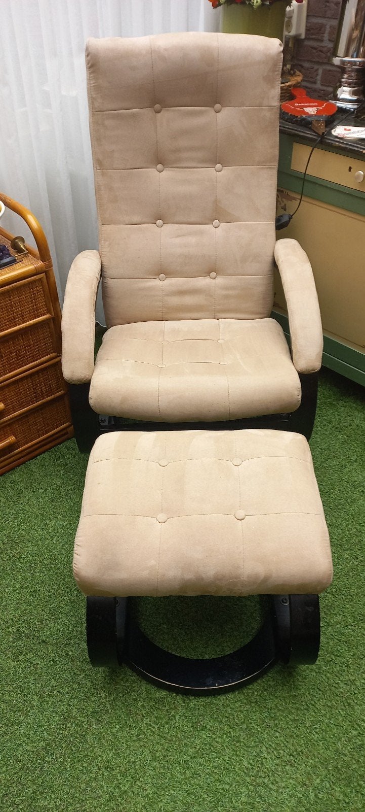 Comfortabele beige relaxfauteuil met voetenbank, Ophalen