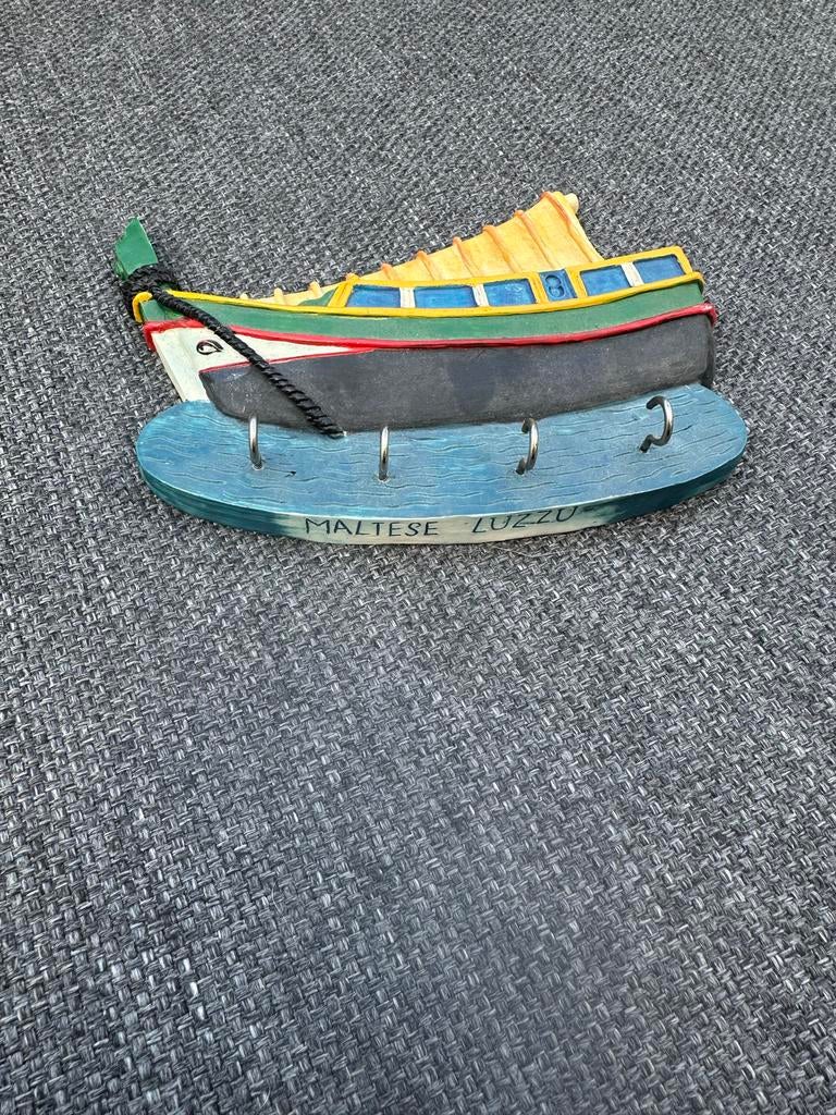 Keramiek Sleutelrekje Maltese Luzzu Boot, Gebruikt, Meerkleurig, Mediterraans, Ophalen of Verzenden