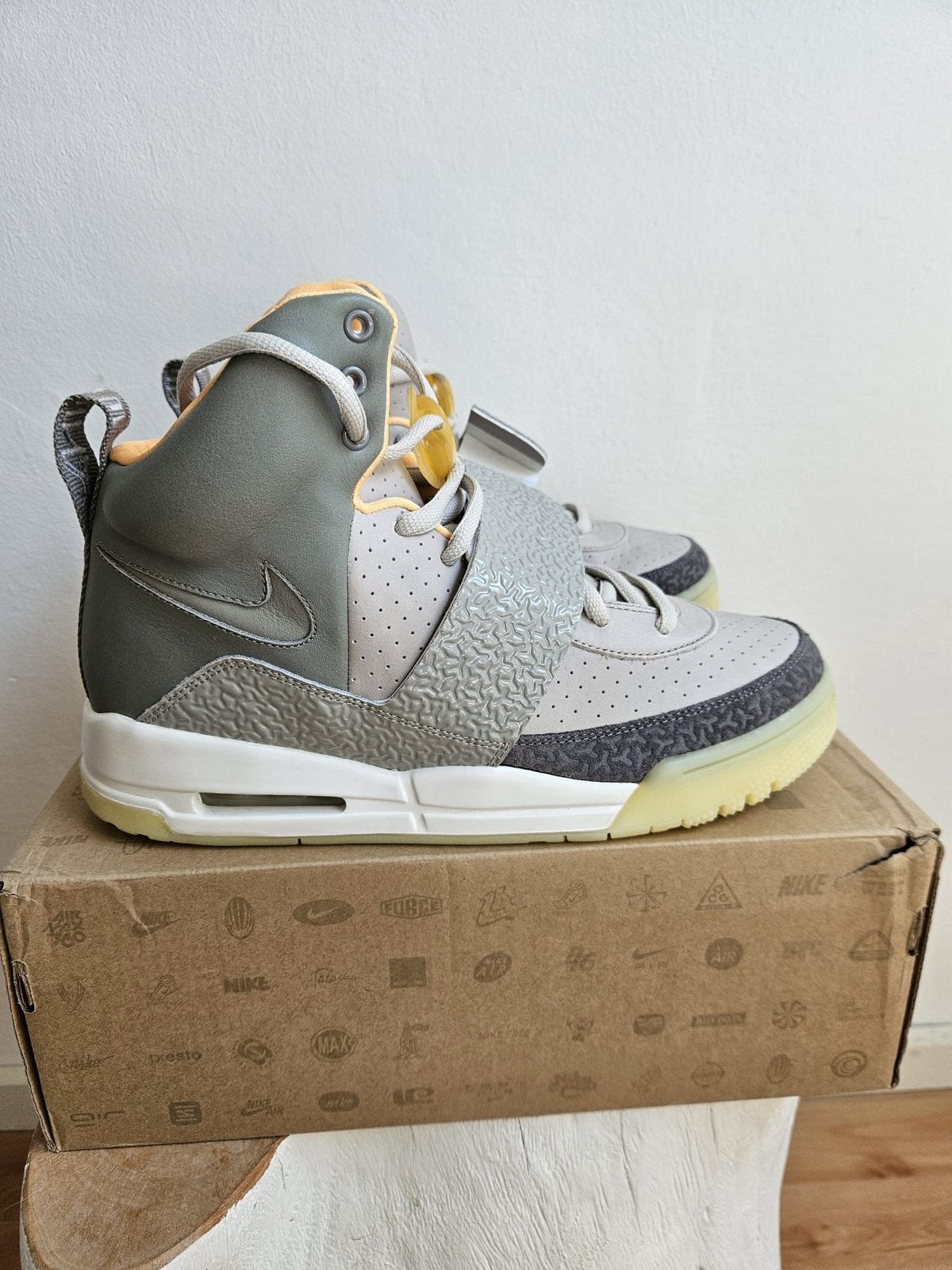 Nike Air Yeezy 1 zen grey. Maat 43, Overige kleuren, Nieuw, Ophalen of Verzenden, Sneakers of Gympen