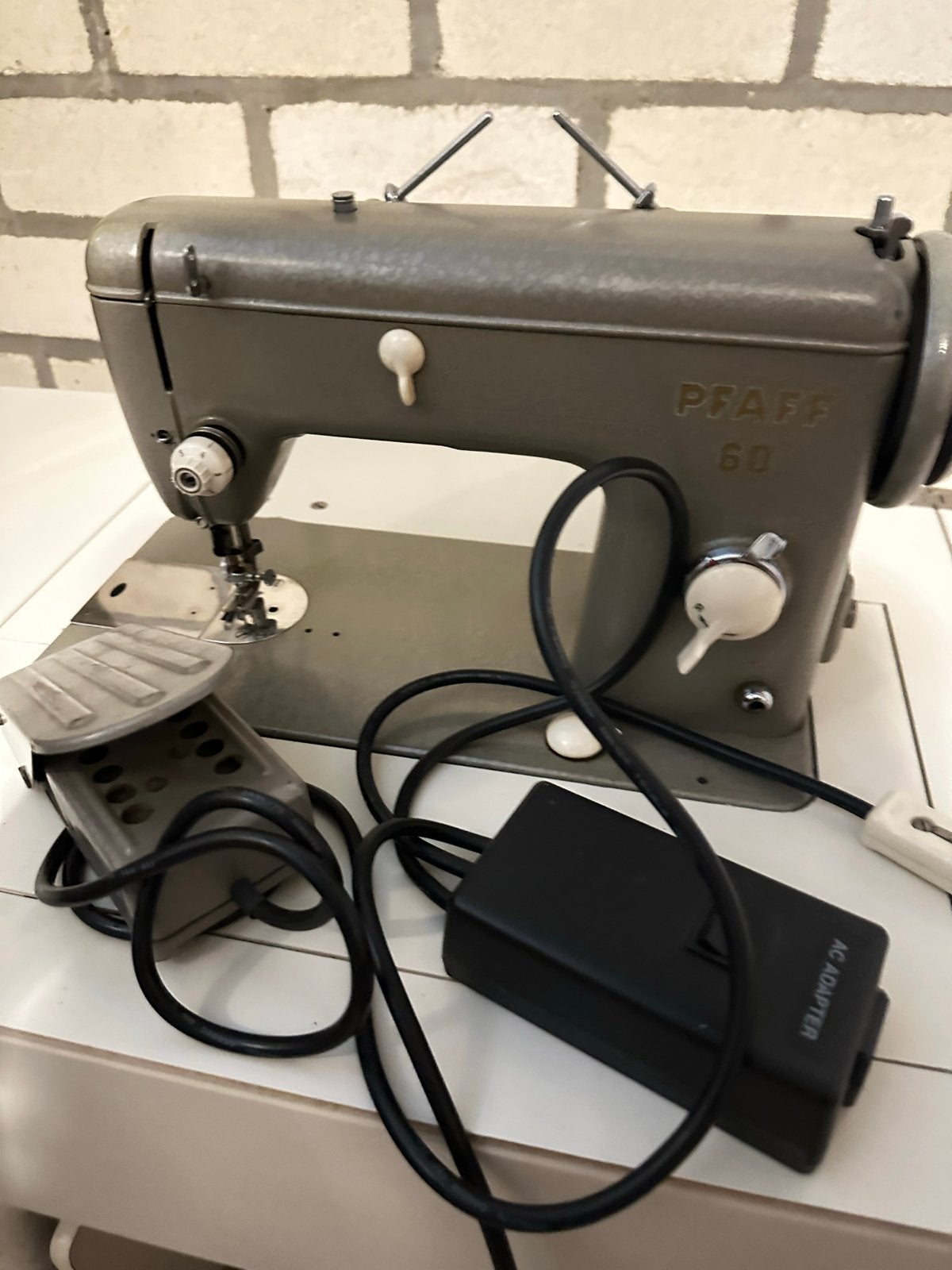 Vintage Pfaff 60 Naaimachine met Naaitafel en Naaidoos, Ophalen, Gebruikt, Naaimachine, Pfaff