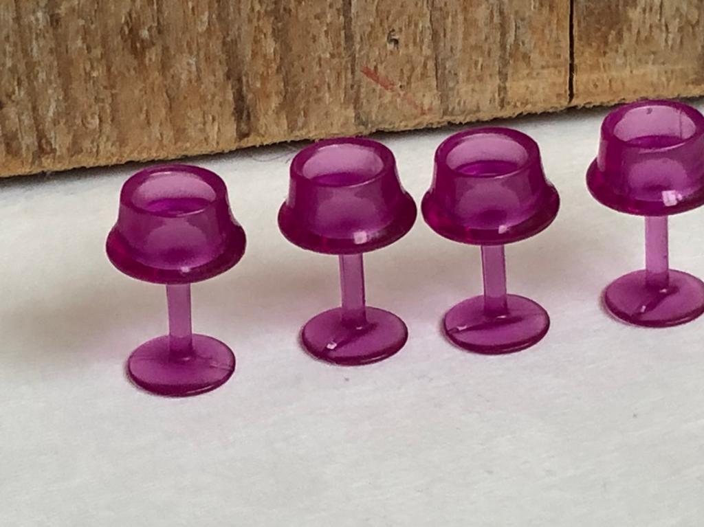 4 paarse wijnglazen voor Barbie keuken, Ophalen of Verzenden, Zo goed als nieuw, Toebehoren