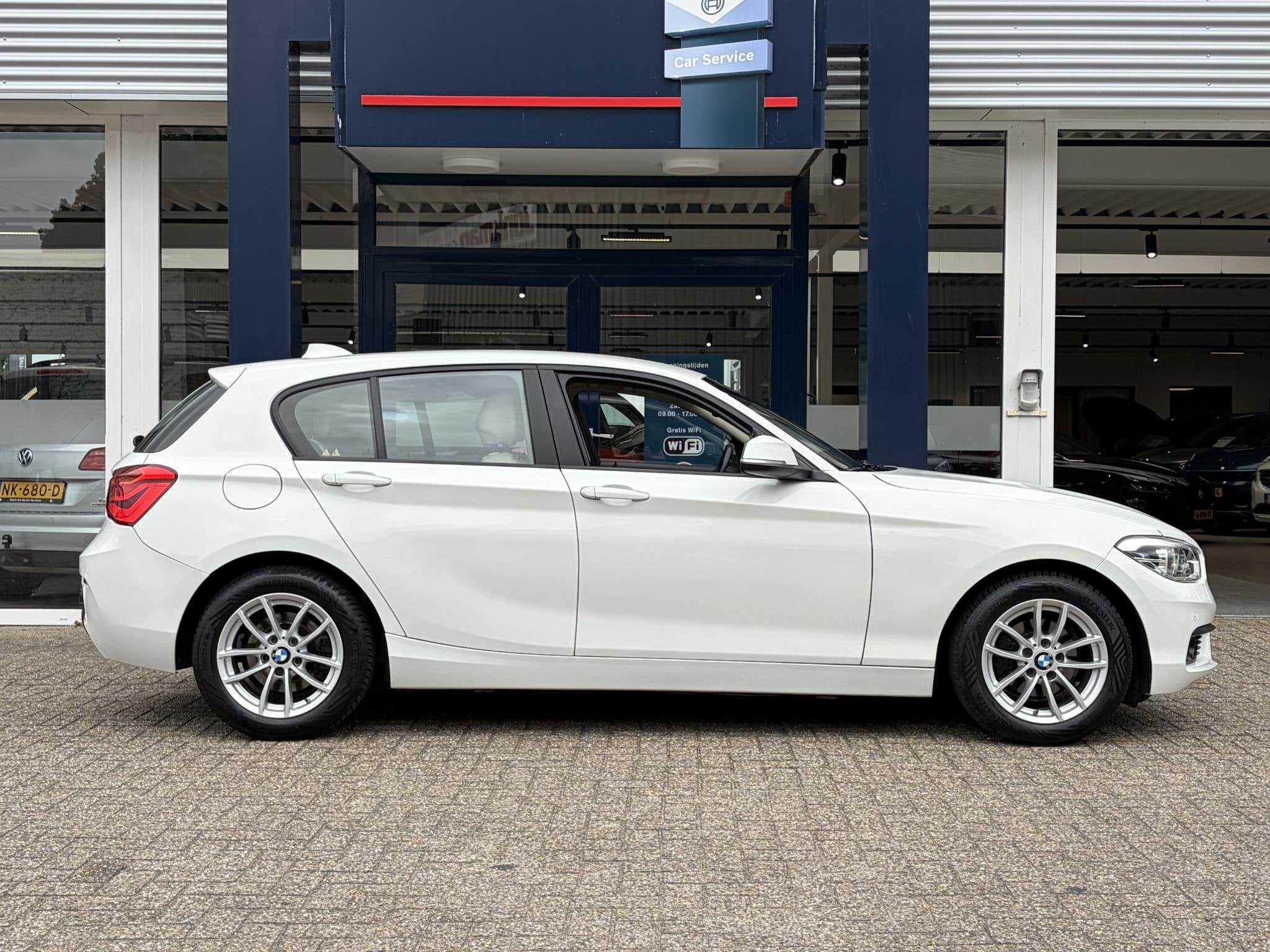 BMW 1-serie 118i Corporate Lease High Executive / Automaat /, Auto's, Gebruikt, Wit, Bedrijf, 650 kg