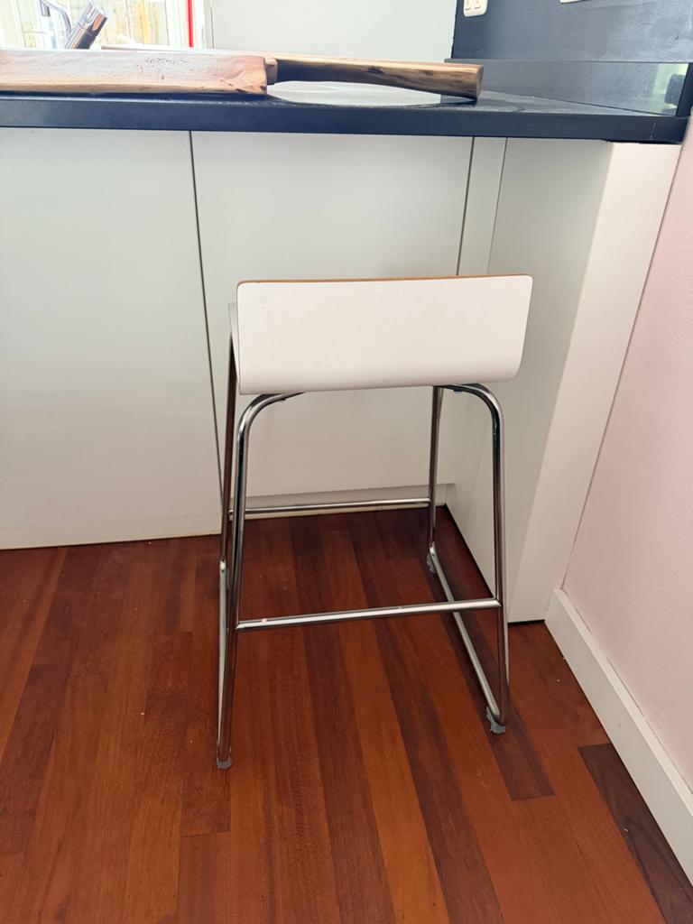 Set van 4 witte barkrukken, zithoogte 62 cm, Huis en Inrichting, Barkrukken, Ophalen, Kunststof, 60 tot 90 cm, Zo goed als nieuw