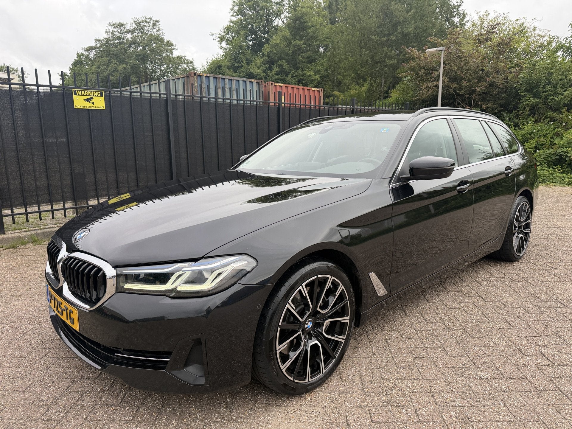 BMW 5 Serie Touring 530d xDrive High Executive Carplay/Camer, Auto's, Automaat, Gebruikt, 2993 cc, 2000 kg