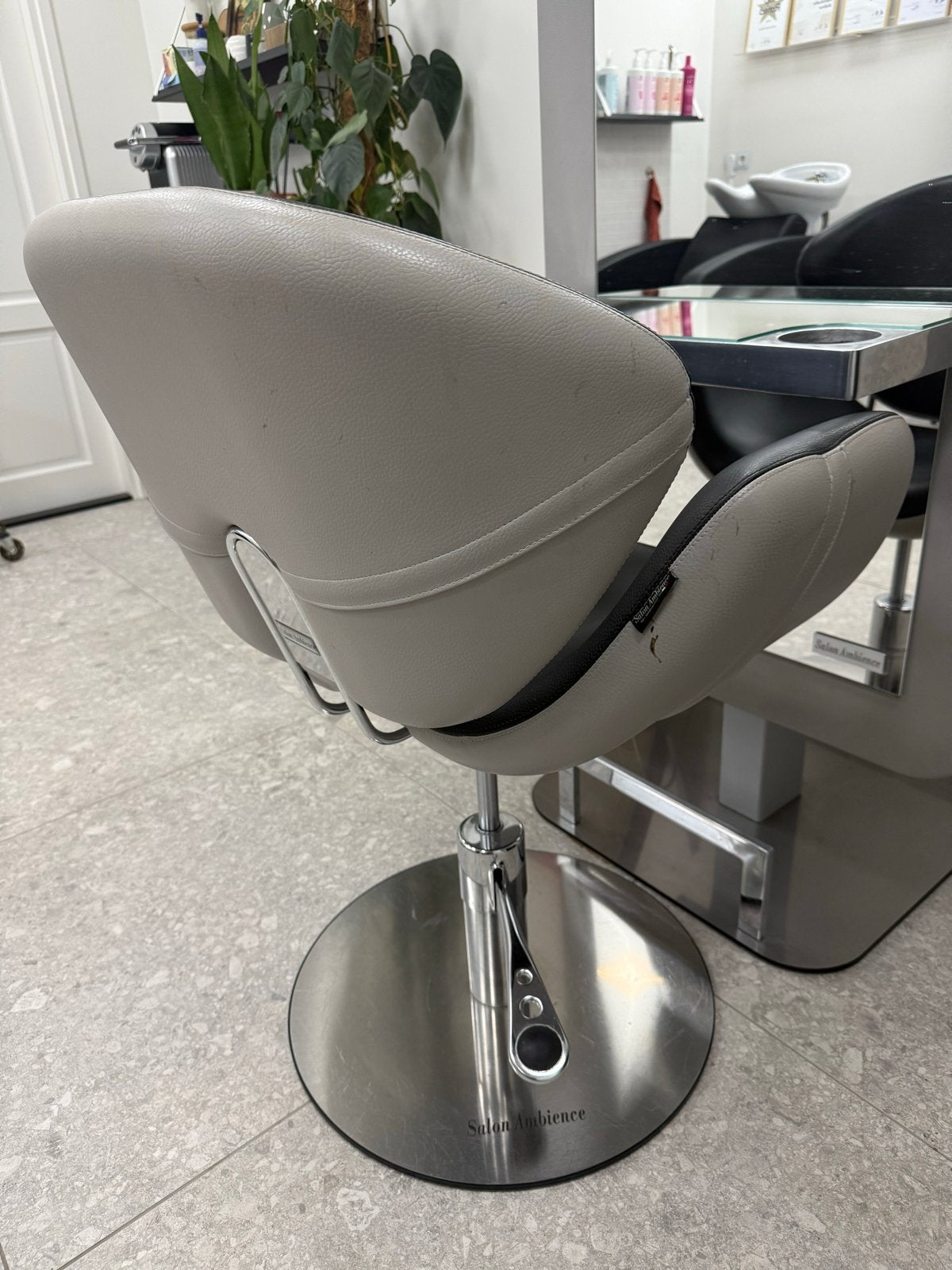 Kappersstoel en kaptafel met spiegel van Salon Ambience
