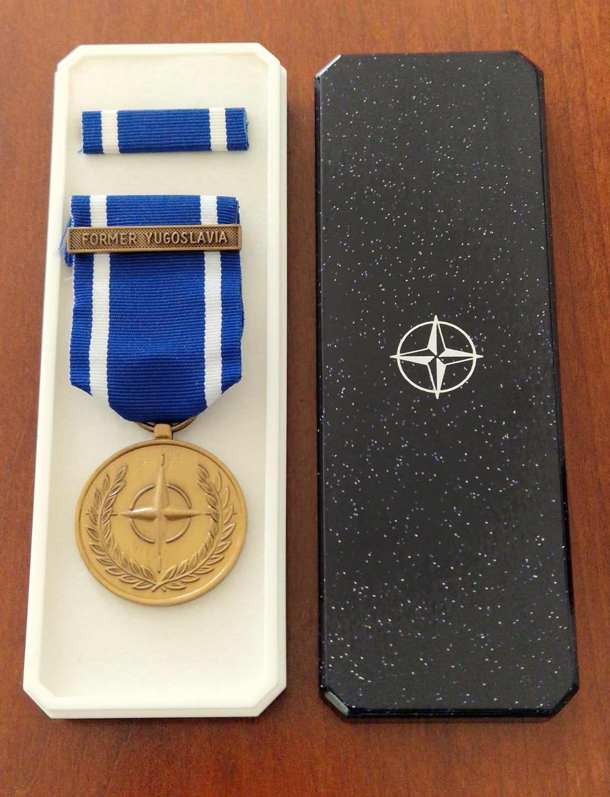 NATO Service Medal met baton, Ophalen of Verzenden, Landmacht, Overige gebieden, Embleem of Badge