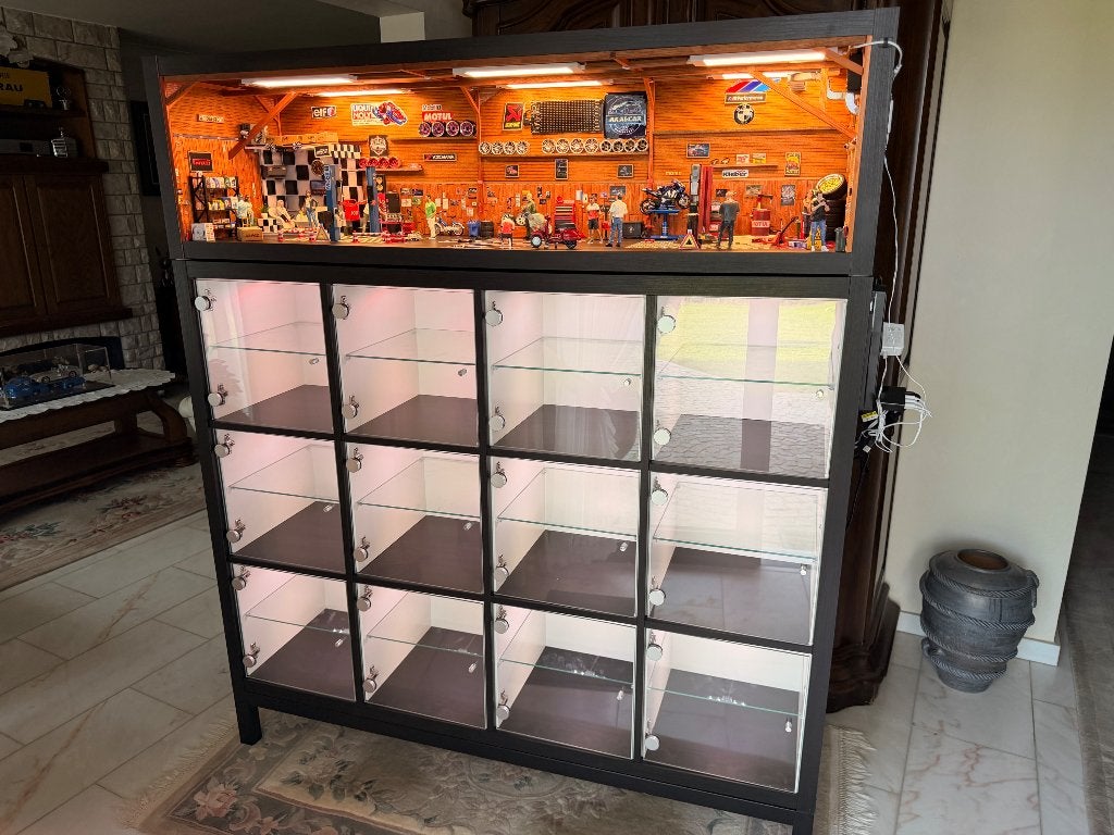 Vitrinekast met diorama en verlichting, Ophalen, Zo goed als nieuw, Groter dan 1:35