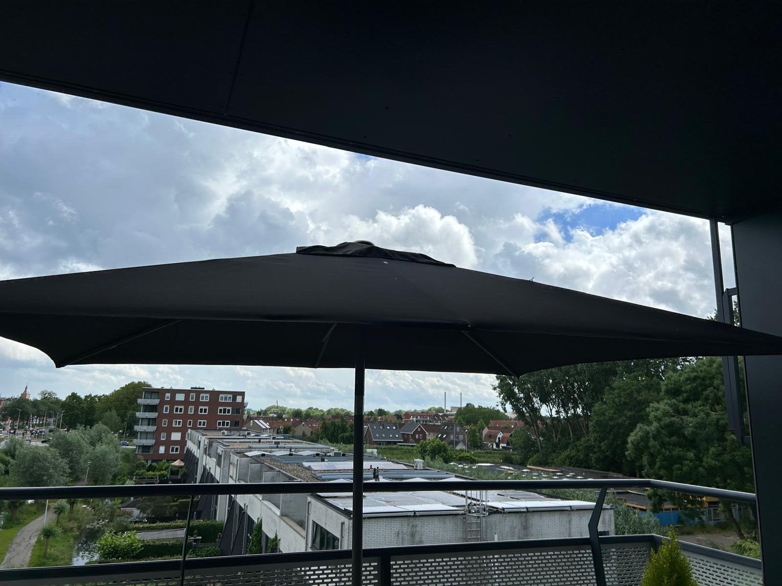 Grote parasol 250x200 met zware voet en knikarm, Tuin en Terras, Parasols, Ophalen, Kantelbaar, 2 tot 3 meter, Zo goed als nieuw