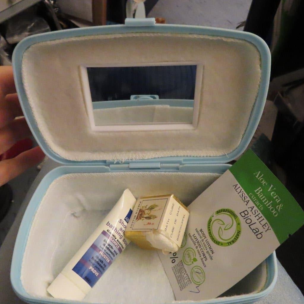 beautycase met vele hotelzeepjes etc. + toilettasje, Verzenden, Zo goed als nieuw, Blauw, Met spiegeltje(s)