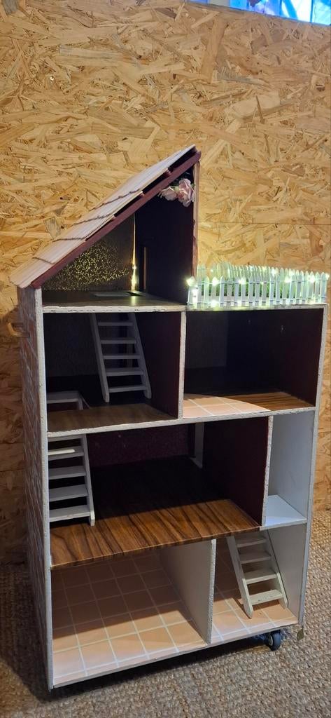 Zelfgemaakt Poppenhuis met verlichting en decoratie, Ophalen, Gebruikt, Poppenhuis