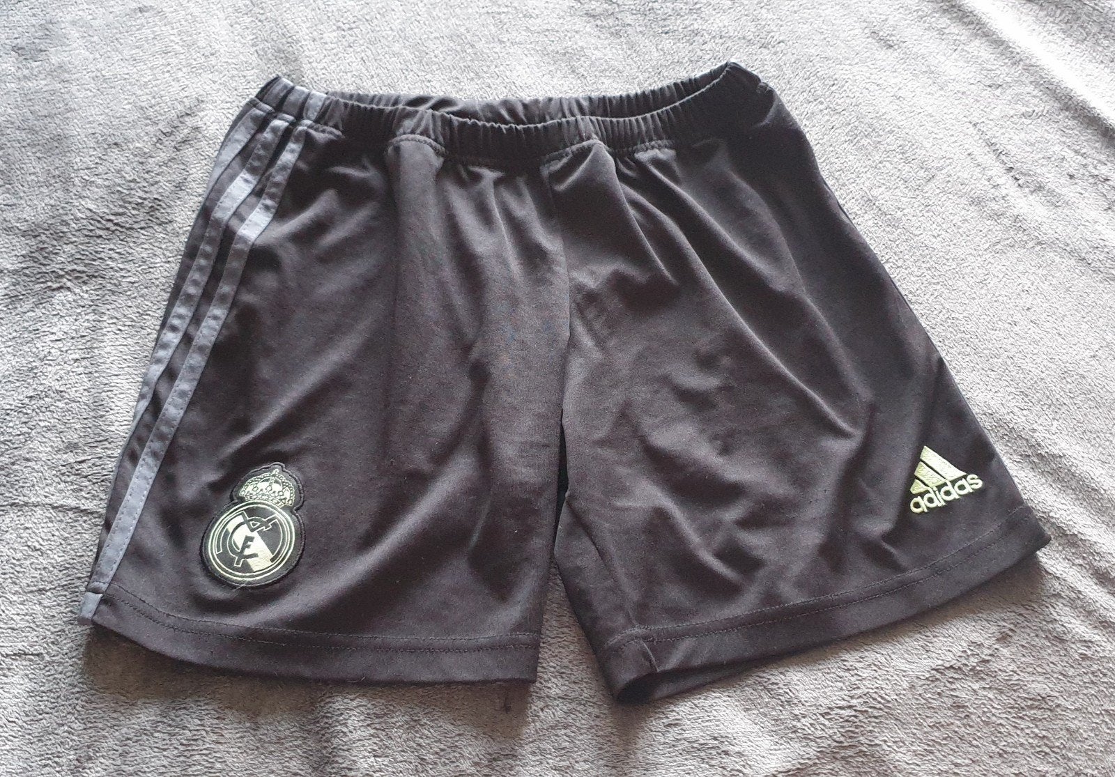 Korte broek adidas maat 176, Kinderen en Baby's, Kinderkleding | Maat 176, Ophalen of Verzenden, Zo goed als nieuw, Adidas, Broek