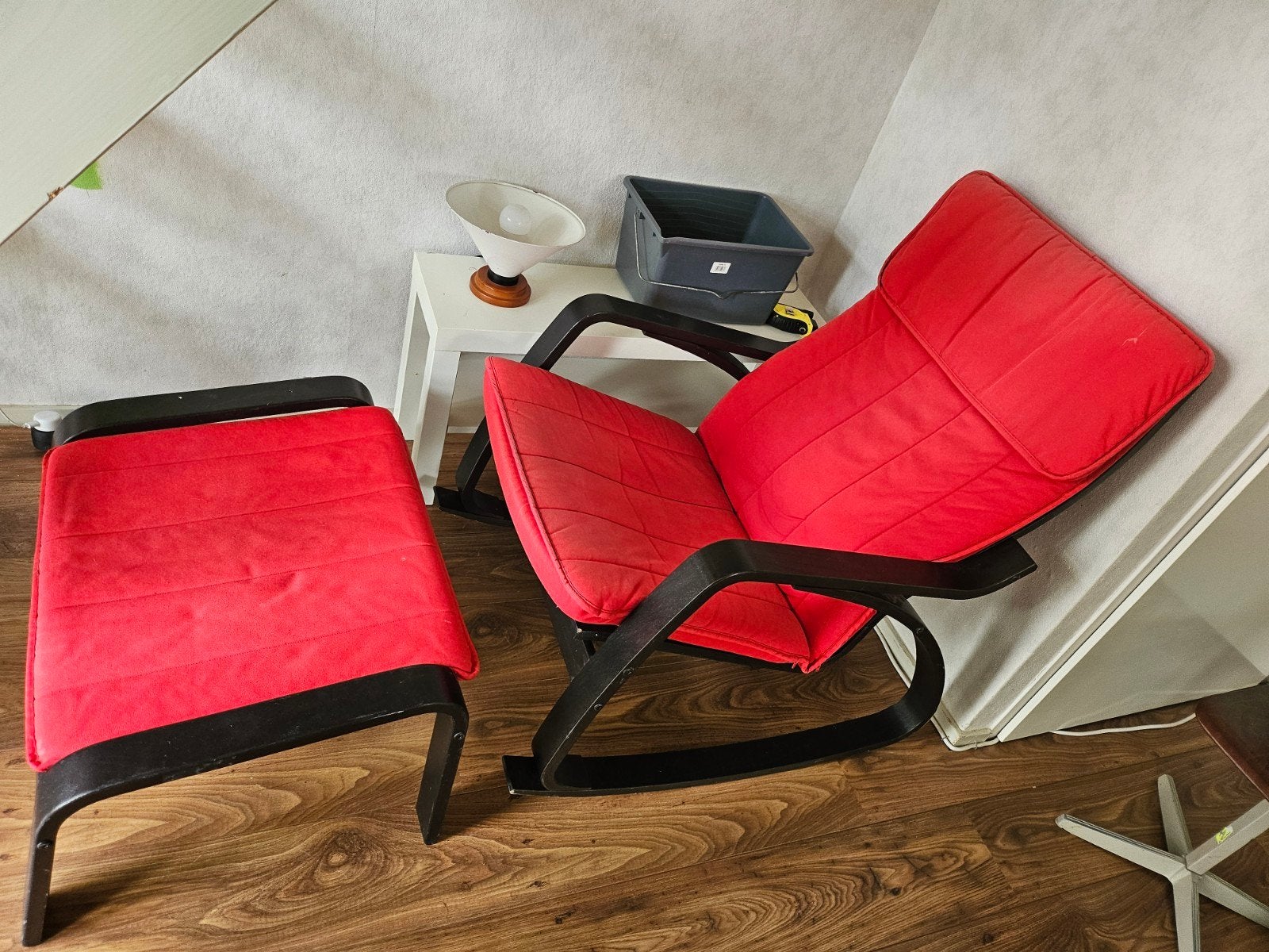 Ikea Poäng schommelstoel met voetenbank - Rood, Ophalen, Gebruikt, Modern, Scandinavisch, 75 tot 100 cm