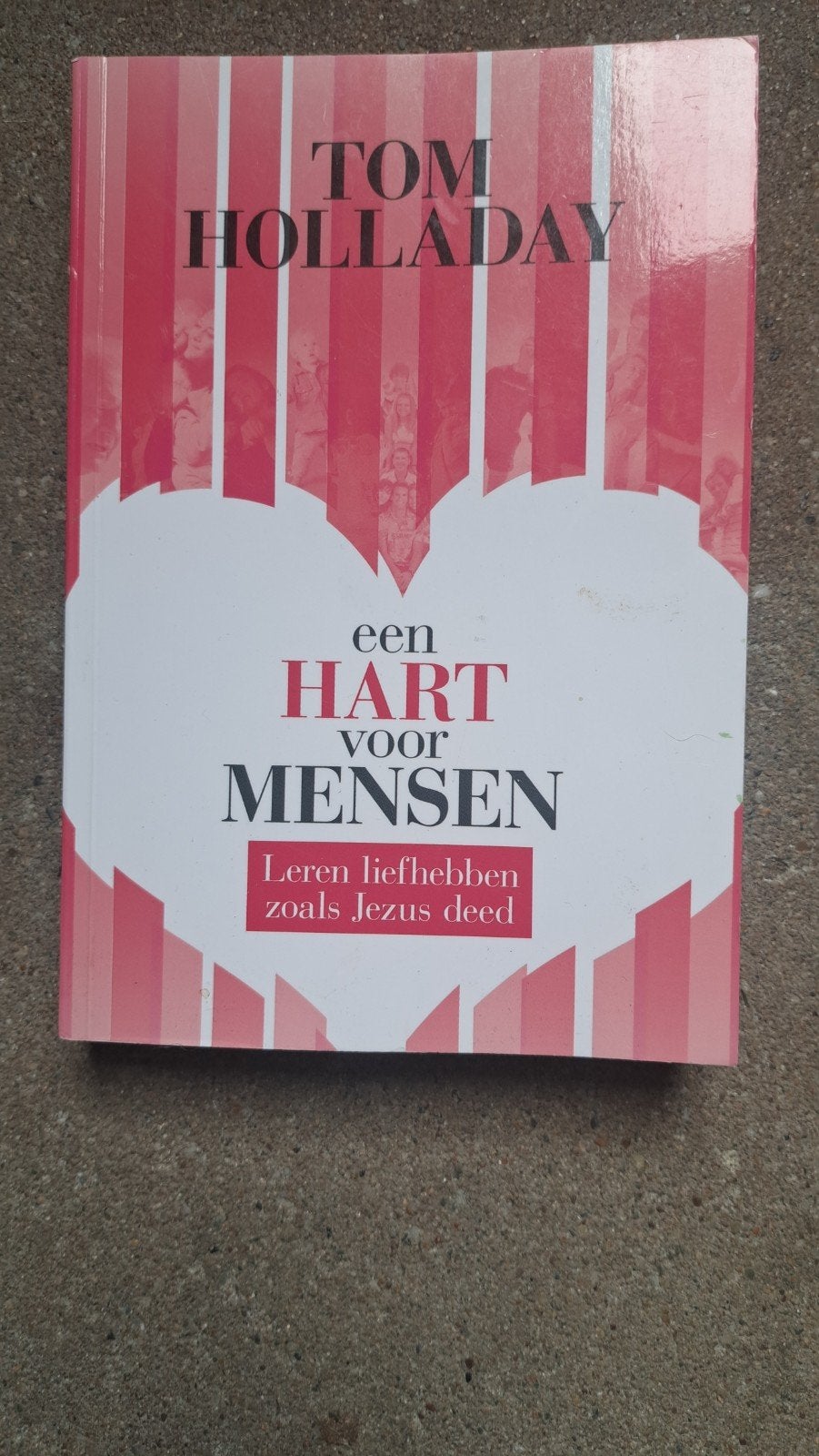Een Hart voor Mensen - Tom Holladay (Boek), Ophalen of Verzenden, Gelezen, Tom Holladay, Christendom | Protestants