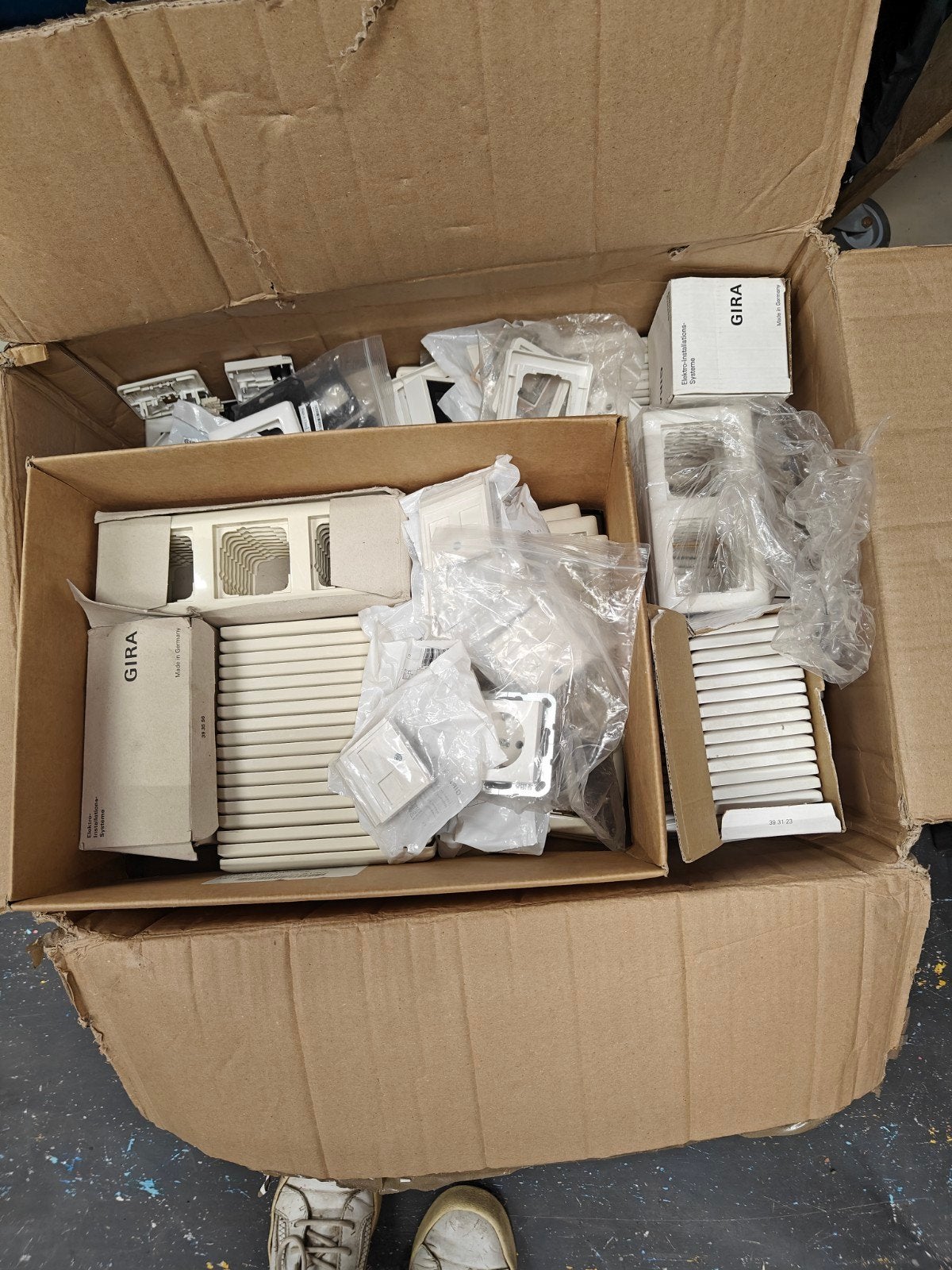Gira 55 systeem diversen wit en creme, Ophalen, Nieuw, Gira, Afdekraam