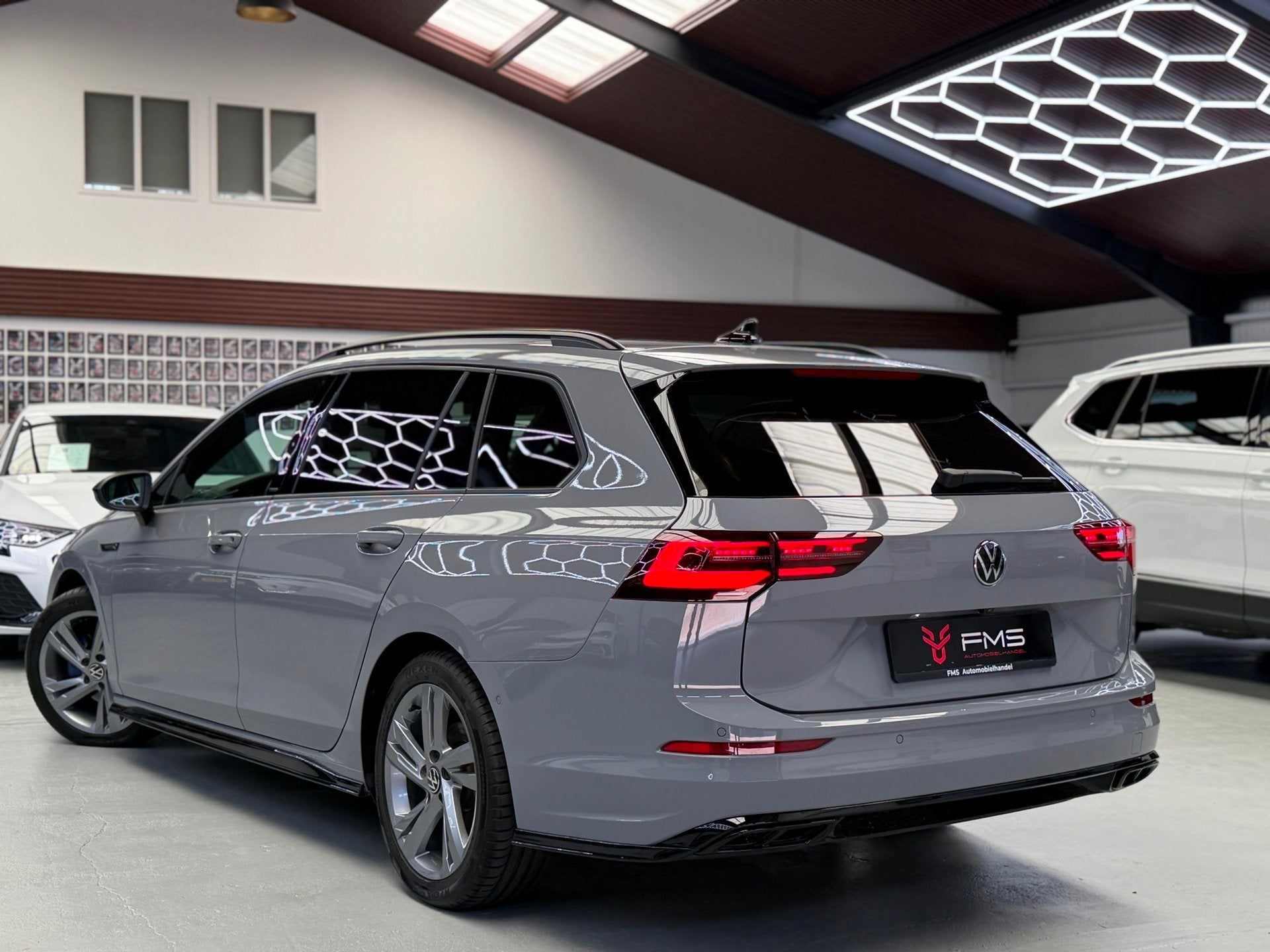 Volkswagen Golf Variant 1.5 eTSI 3x R-Line CarPlay Panorama, Auto's, Zwart, 4 cilinders, Golf Variant, 710 kg