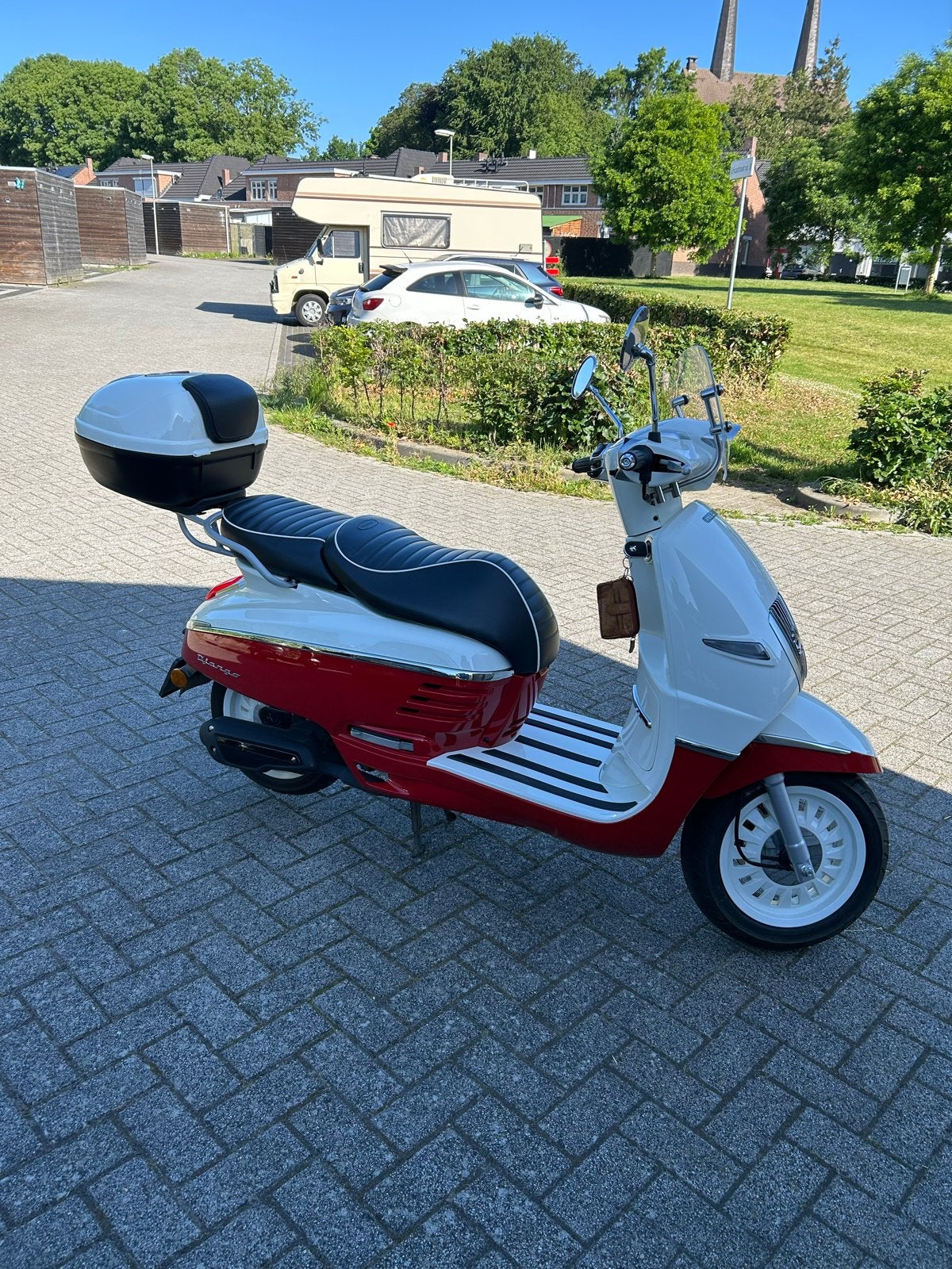Peugeot Django Scooter met alarm, helm en topkoffer, Fietsen en Brommers, Ophalen, Zo goed als nieuw, Maximaal 45 km/u, Overige modellen