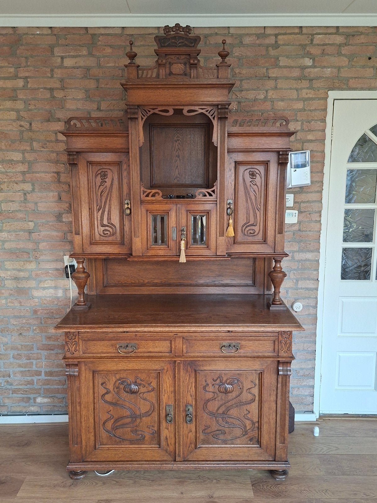 Antieke kast met fraai houtsnijwerk, Antiek en Kunst, Antiek | Meubels | Kasten, Ophalen of Verzenden