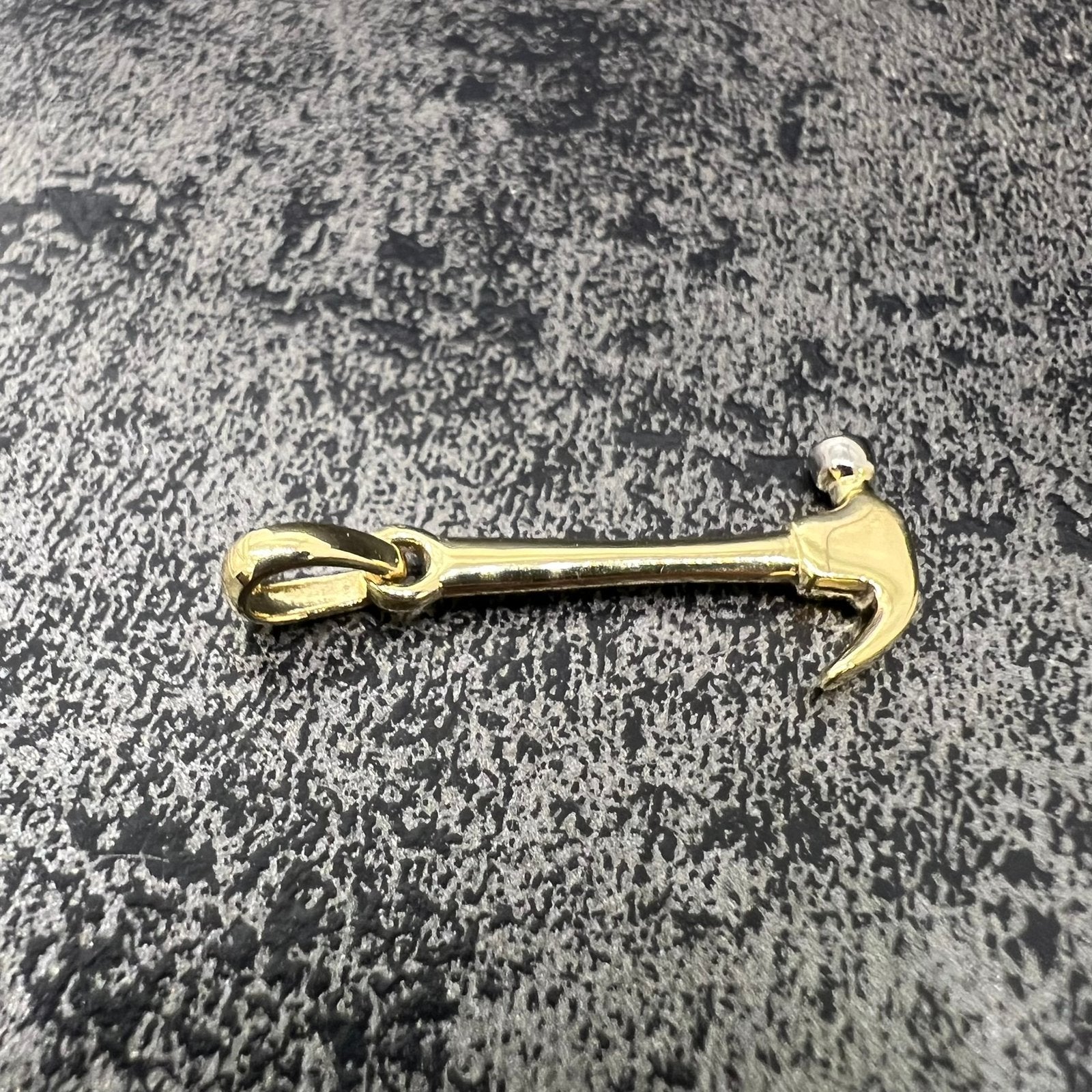 14k gouden hamer hanger nieuw, Ophalen of Verzenden, Nieuw, Goud, Kruis of Symbool