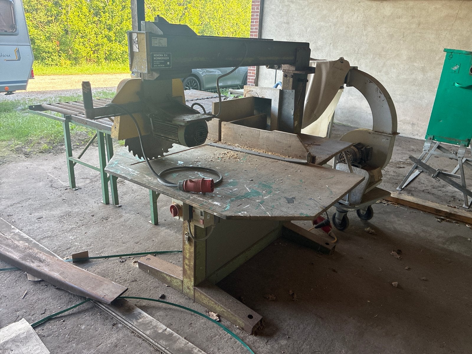 Grote zaagtafel met rollenbank en afzuiging, 70 mm of meer, Overige typen, Ophalen of Verzenden, Zo goed als nieuw