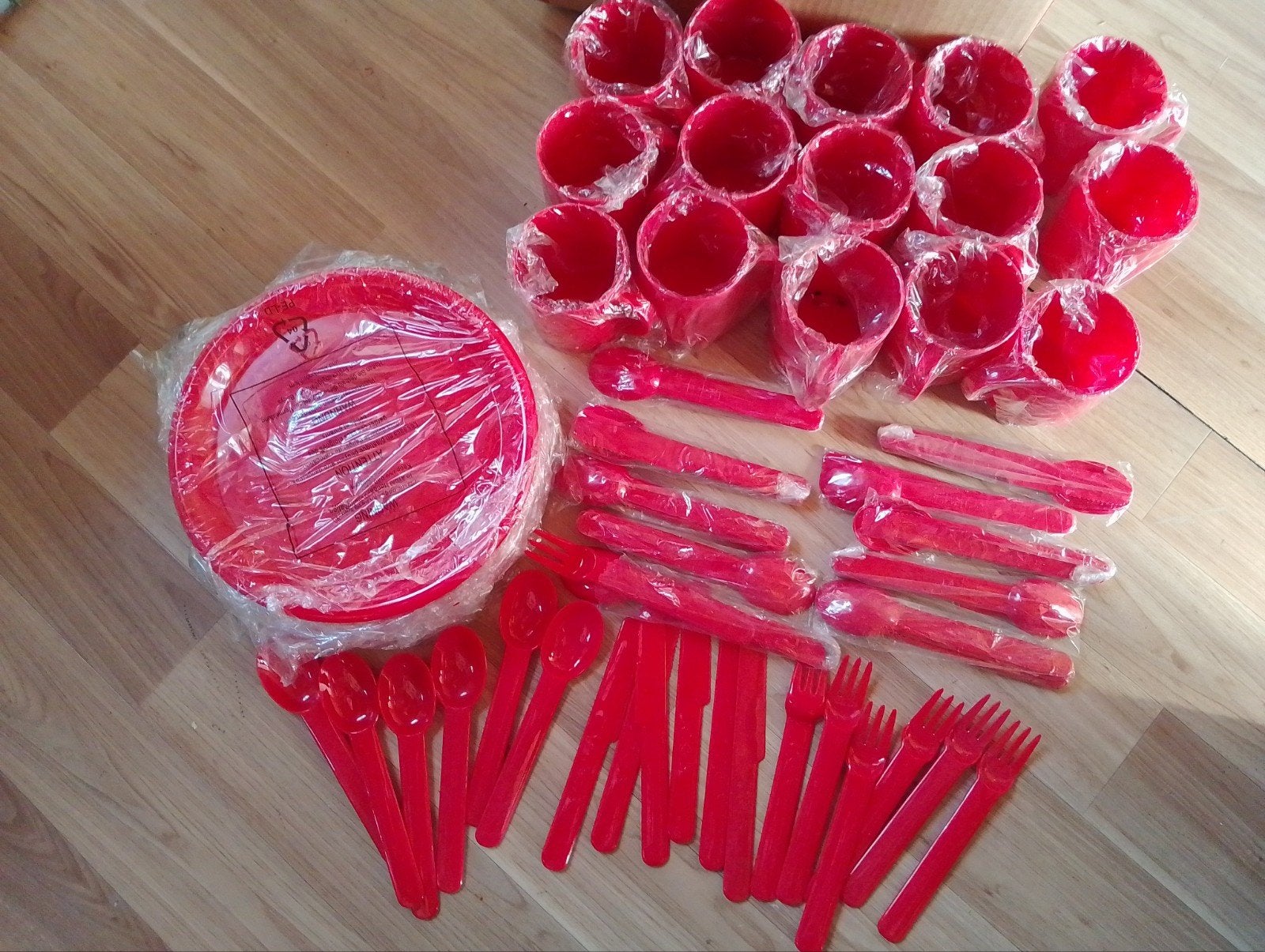 Grote partij rood plastic servies, nieuw in verpakking, Ophalen of Verzenden, Nieuw, Overige materialen, Overige stijlen