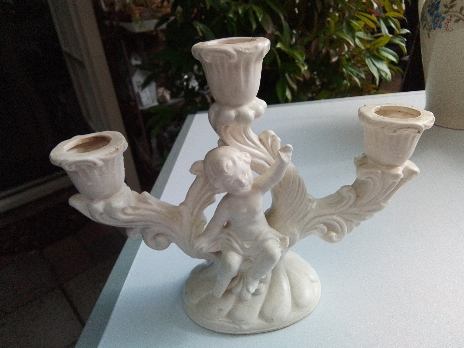 Antieke kandelaar met cherubijn, 3-armig, crème 16 cm hoog, Antiek en Kunst, Ophalen, Keramiek of Aardewerk
