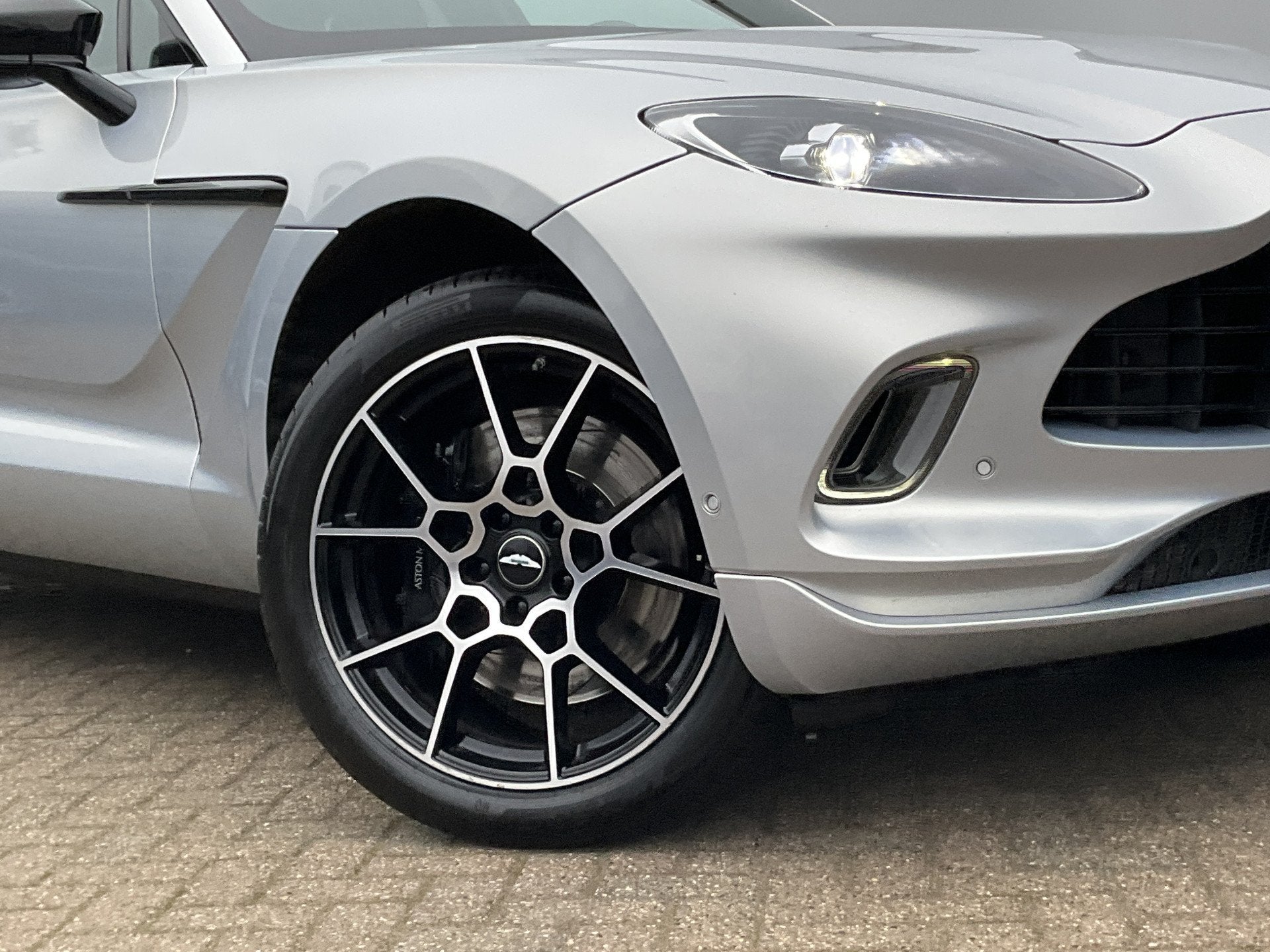 Foto 45 van Aston Martin Dbx 4.0 V8 360 Memory Stoelverw/koeling Sfeer